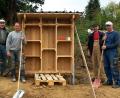 Bild: zer
Fundamente betonieren, Steine anschleppen, Wasser holen: Die Vorarbeiten von OWV-Vorsitzendem Hans Balk (Zweiter von links) und seinem Team sind umfangreich.