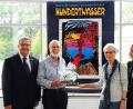 Bild: Petra Hartl
Manfred Janssen (Zweiter von links) war der 10 000. Besucher der Hundertwasser-Ausstellung. Bürgermeister Martin Preuß, Ehefrau Waltraud Janssen und ACC-Geschäftsführerin Petra Strobl (von links) freuten sich mit dem Glückskind.