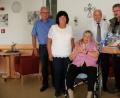 Bild: wro
Walter Scherer (Dritter von rechts) feiert 90. Geburtstag. Dazu gratulieren Heimbeirat Rainer Bleistein, Scherers Tochter Gisela, Ehefrau Luise und (von rechts) Schwester Helga Müller sowie Fuchsmühls Bürgermeister Wolfgang Braun.