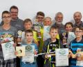 Bild: njn
Über Pokale und Urkunden freuten sich die jungen Schützen beim Schnupperschiessen des Schützenvereins Einigkeit 1862 Erbendorf-Naabberg. Mit auf dem Bild zweiter Schützenmeister Sascha Helgert (links), Sportleiter Michael Gerschau (Dritter von links) und Vorstandsmitglied Peter Hackl (hintere Reihe, Dritter von rechts).