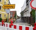 Bild: Petra Hartl
Eine Gebäudesanierung, genau in der Engstelle in Königstein, ist der Grund für eine Umleitung: Weil das benötigte Gerüst auf die Straße gestellt werden musste, ist es hier zu eng für den Verkehr.
