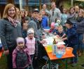 Bild: jr
Großartig kam bei den Kindern das Pizzabacken mit dem Chor „Grazie A Dio“ an. Chorleiterin Michaela Burger (links) und die Chormitglieder standen den Kindern hilfreich zur Seite.