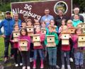 Bild: bö
Es war kurzweiliger Nachmittag für die Kinder aus Allersburg und Umgebung. Unter der Regie des Obst- und Gartenbauvereins mit Luber Michael, Bernhard Neisberger, Otto Lorenz sen., Josef Kaiser, Alois Siegert und Bernhard Graml (v.li).hinten haben die Kindere im Dorfstadel Nistkästen im Rahmen des Ferienprogramm gebaut.,