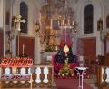 Bild: swo
Sehr besinnlich hatte der Pfarrvikar den Altarraum mit Kerzen und Tüchern geschmückt. Weihrauch symbolisierte das zu Gott aufsteigende Gebet.