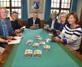 Bild: dob
VHS-Geschäftsführerin Erika Grötsch (Zweite von rechts) legte erstmals ein Jahresprogramm bei der VHS auf. Katrin Poschenrieder, Alfons Raab, Josef Zilbauer, Andreas Wutzlhofer, Richard Pruy und Monika Kraus (von links nach rechts) zeigten sich über die angebotene Vielfalt begeistert.