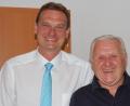 Bild: sm
Bürgermeister Ernst Schicketanz (links) gratuliert dem ehemaligen Gemeindebediensteten Günther Arnold (rechts) zum 75. Geburtstag.
