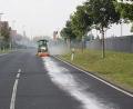 Bild: jma
Eine Kehrmaschine säubert die Straße von der Ölspur.