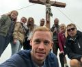 Bild: rku
Geschafft: Zur Erinnerung an ihren Ausflug machen die Hüttener Kirwapaare ein Foto