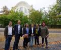 Bild: exb
Stellvertretender Referatsleiter Dr. Robert Pick (Landesamt für Denkmalpflege), Bauoberrat Stefan Büttner (Bauamtsleiter), LfD-Abteilungsleiterin Dr. Susanne Fischer, Referatsleiterin Dr. Annette Faber (Landesamt für Denkmalpflege), Gebietsreferentin Dr. Kathrin Gentner (Landesamt für Denkmalpflege) und Maria-Magdalena Stöckert (Sachgebietsleiterin Hochbau) vor der Glasschleif.