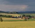 Bild: le
Ein Blick hinein in das weite Flosser Land wie hier von der Straße nach Grafenreuth in Richtung Nordosten nach Haupertsreuth, Schönbrunn und Würzelbrunn.
