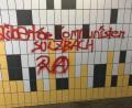 Bild: ge
Mit roter Farbe gesprüht, prangen jetzt überflüssige Parolen in der Fußgängerunterführung.
