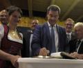 Bild: exb
Zum Abschluss seines Besuches in Guteneck trug sich der bayerische Ministerpräsident Markus Söder ins Goldene Buch der Gemeinde ein, das Bürgermeister Johann Wilhelm (vorne rechts) mit in den Gutsstadel des Schlosses gebracht hatte.