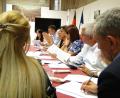 Bild: esa
Oberbürgermeister Kurt Seggewiß (rechts) macht bei einer Konferenz Notizen. In Macerata besprechen die Delegationen einen Filmwettbewerb für junge Leute.