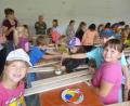 Bild: rgl
Die Kinder haben viel Spaß beim Bemalen ihrer Zaunlatten.