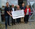 Bild: Uschald
Round Table (RT) Amberg unterstützt den SkF nicht nur persönlichen Einsatz beim Pflegekinderfest sondern auch Spenden. Heuer stellte der Serviceclub 3.000 Euro zur Verfügung. Von links Organisator Andreas Wabro von RT 69, Jugendamtsleiter Thomas Boss, SkF-Vorsitzende Marianne Gutwein, RT-Pastpräsident Michael Golinski und Bürgermeisterin Brigitte Netta