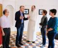 Bild: do
Auf eine „Stationenreise“ begeben sich am Dienstag Vertreterinnen der Bayerischen Grünen im Kloster Speinshart. Unser Bild zeigt Landesvorsitzende Sigi Hagl (Zweite von rechts) im Gespräch mit Thomas Englberger (Dritter von links) Weitere Gesprächsteilnehmer waren Gemeinderätin Barbara Müller (links), Pater Andreas (Zweiter von links), Prior Benedikt (Dritter von rechts) und Landtagskandidatin Anna Toman (rechts).
