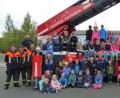 Bild: flm
Viel Spaß haben die Kinder beim Ferienprogramm der Feuerwehr, organisiert von Felix Kubitschek (hinten links) und Kommandant Tobias Tippmann (rechts).