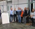 Bild: kkl
Der Gemeinderat um Bürgermeister Peter König (Dritter von links) ließ sich von Innenarchitektin Maja Rüsch (Zweite von rechts) zur Fassadengestaltung des ehemaligen Bahnhofs beraten. Das Entscheidungsgremium setzte einen einstimmigen Beschluss für die Fassadengestaltung des ehemaligen Bahnhofs Neusorg in einem Beige-Braun-Ton und Altweiß. .