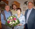 Bild: zer
Sie feiern das Jubelpaar: Andreas Scheidler, Sohn Andreas Scheidler junior, Irmgard Scheidler und Bürgermeister Michael Bauer (von links).