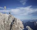 Bild:  Bayerische Zugspitzbahn Bergbahn AG/Matthias Fend
Das Ziel der Extremsportler, die auf dem Rennrad und zu Fuß unterwegs sein werden: Der Gipfel der Zugspitze.