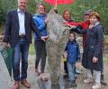Bild: nm
Ein großer Tag für den Granit und für Flossenbürg: Bürgermeister Thomas Meiler, die Geschäftsführerin der Granitwerke Baumann Winnie-Anna Hauser, Künstlerin Elli Billmann mit Sohn August, Verena Reimann und Angela Baumann (von links) bei der Skulptur "Samenkapsel". Das Kunstwerk ist ein Geschenk an den Ort.