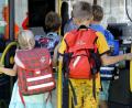 Bild: exb
Ab in die Busse und rein in die Schule: Am Dienstag beginnt an der Windischeschenbacher Grund- und Mittelschule das neue Schuljahr