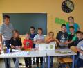 Bild: gi
Voller Eifer waren die Kinder beim Papier schöpfen unter Leitung von Umweltberater Peter Hägler und Silke Krämer von der Ferienbetreuung.