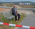 Bild: gsb
Bürgermeister Karl-Heinz Preißer kann sich beruhigt auf die Bank setzen. Knapp 10000 Quadratmeter misst das Areal im Gewerbegebiet "Obere Tratt", in dem die Firma KF-Insinger in Kürze das Bauen anfängt