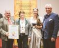 Bild: exb
Strahlende Gesichter bei der Überreichung der Urkunde. Im Bild von links Finanzminister Albert Füracker, Rigobert Bergler, Thea Bergler, Hopfenkönigin Teresa Locher und Eckhard Himmel (Brauring).