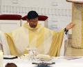 Bild: ü
Pfarrer Augustin Lobo hält seine erste Heilige Messe in Kirchenthumbach.