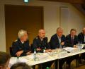 Bild: rti
Zur 1. Waldsassener Sicherheitskonferenz ist mit Innenminister Joachim Hermann (Mitte) ein prominenter Gast gekommen. Auf dem Podium sind auch (von links) Wilhelm Schmidbauer, Thomas Schöniger, Vizepräsident des Polizeipräsidiums Oberpfalz, Landtagsabgeordneter Tobias Reiß und Waldsassens zweiter Bürgermeister Karlheinz Hoyer.