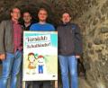 Bild: exb
Die CSU-Stadträte Thomas Albang (links) und Alexander Trinkmann (rechts) dankten JU-Vorsitzendem Florian Guha (Zweiter von rechts) und seinen Mitstreitern für die Plakat-Aktion.