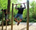 Bild: fph
Bei vielen Hindernissen des "Rockman Runs" brauchen die Teilnehmer Muckis. Thomas und Robert Friedl von den "Athletics Friends" (von links) zeigen schon mal Trainingsmöglichkeiten.