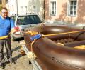 Bild: Stephan Huber
Der Basler Künstler Jean-Marc Gaillard liefert das "Gummiboot"an die Ecke Zeughausstraße und Schiffgasse in Amberg.