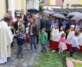 Bild: ral
An der Pfarrkirche gab für Pfarrer Cyprian ein Gedicht und Rosen durch die Kinder und Ministranten.