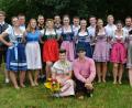 Bild: rha
Oberkirwapaar Annika Winter und Jonas Dotzler (vorne) freuten sich mit den Ebersbacher Kirwaleit über gelungene drei Tage in ihrem Dorf.