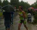 Bild: bha
Kerstin Hagerer im strömenden Regen auf dem Weg ins Ziel.