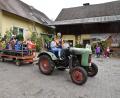 Bild: fz
Eine Rundfahrt durch den Hof. Natürlich hat Bauer Fritz die Hand mit am Steuer.