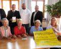 Bild: ge
Die Mitglieder des Seniorenbeirates (mit dem neuen Brot) sind ebenso stolz auf die 25 Jahre Aktionswoche wie Seniorenbeauftragter Andreas Knopp, Bäckermeister Wolfgang Fischer und Bürgermeister Michael Göth (hinten, von rechts).