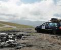 Bild: exb
Im Matsch auf der Transalpina steckengeblieben: Da muss die Truppe um Moritz Termer das Auto schieben.