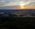 Bild: mde
Der Ausblick vom Aussichtsturm auf dem Rauhen Kulm in den abendlichen Himmel mit Blick über die Kulmstadt in westliche Richtung. Die langanhaltende Dürre hat sichtlich Spuren an den Laubbäumen hinterlassen, wie auch auf den Feldern und Wiesen, wie auf dem Bild auch zu erkennen ist.