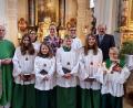 Bild: gi
Pfarrer Josef Most (links) nimmt Max Mitlmeier (rechts) in der Schar der Ministranten auf.