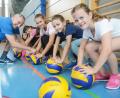 Bild: gsb
Trainer Roland Tschannerl zeigt den Mädchen wie der Volleyball gehalten wird.