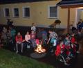 Bild: fla
Die am Lagerfeuer "selbstgebruzzelten" Bratwürste ließen sich die Kinder nach der Nachtwanderung schmecken.
