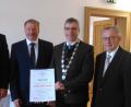 Bild: ens
Die Vorsitzenden des Fördervereins, Peter Garreiss (rechts), Wolfgang Mayer und Thomas Hupfauf (von links), übergeben Bürgermeister Hermann Ach den Scheck über 250 000 Euro.