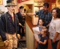 Bild: mp
Die Museums-Rallye durch das Schwarzachtaler Heimatmuseum ermöglicht Familien mit Kindern, die Ausstellung auf spielerische Weise zu entdecken. Beispielsweise werden bei der Suche nach einem speziellen Exponat die Aufmerksamkeit und Beobachtungsgabe der jungen Teilnehmer geschult.