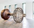 Bild:  Dejan Saric/Lothar-Fischer-Museum
In dem Werk „Urknall“ (2017, Multiplexplatte,Keramik, Glasur 220 x 220 x 480 cm), einem fast fünf Meter langen und über zwei Meter hohen Raumkörper, vereint die Bildhauerin Gegensätze wie Leichtigkeit und Schwere, Stillstand und Bewegung oder Innen- und Außenraum.