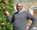 Bild: Portner
Äpfel mag Abbe Fulgence Coly gerne und auch beim Pflücken hat er mit seinen stattlichen 1,85 Metern kein Problem. Am Sonntag verlässt er den Pfarrhof Teunz schon wieder.