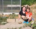 Bild: lym
Heidi und Kim Edl mit ihren Schildkröten im großräumigen Gehege.
