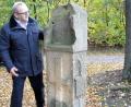 Bild: jml
Der alte Bildstock, vermutlich aus dem 16. Jahrhundert, befindet sich in einem bedauernswerten Zustand. Doch das Denkmalamt in München lehnt einen Zuschuss für die Sanierung ab. Das verärgert Bürgermeister Rudolf Götz (Bild) und die Markträte. Das Denkmal steht an einem gut frequentierten Aussichtspunkt.